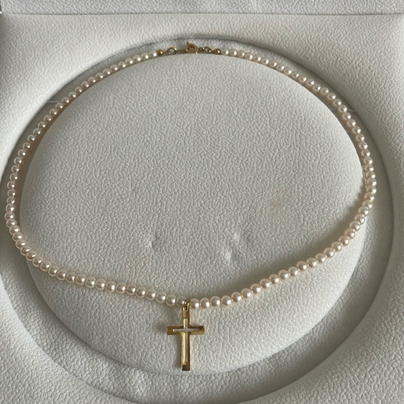 Jewelry - Beautiful necklace with cross pendant